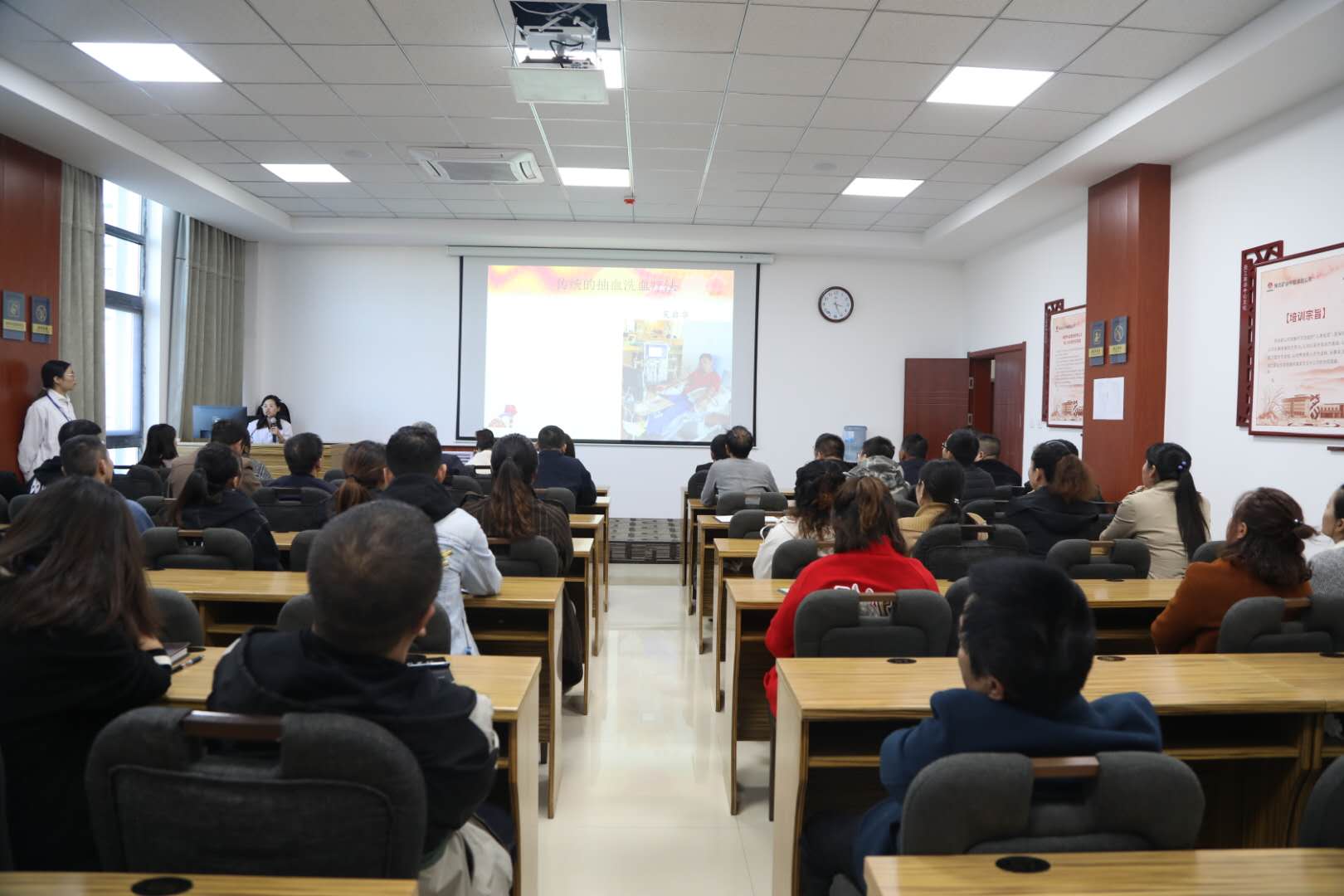 讲座现场.jpg