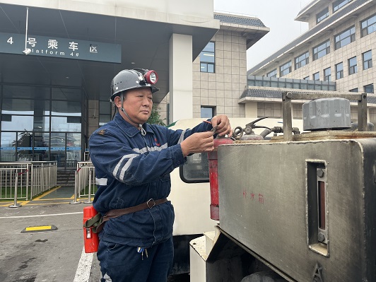 鲁庆军正在检查随车清静设施  高旭摄.JPG