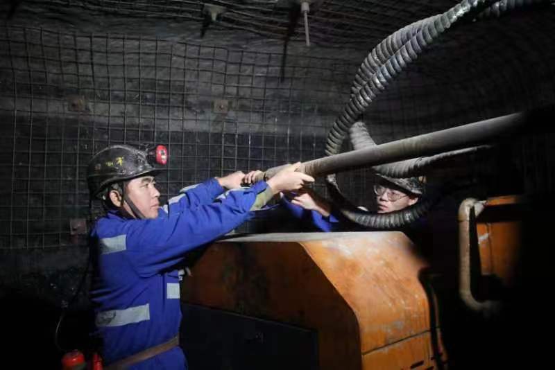 拍摄：    探放水职员正在整理钻杆.jpg