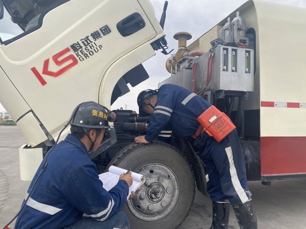 党员复检即将入井车辆 王宇宵摄.jpg