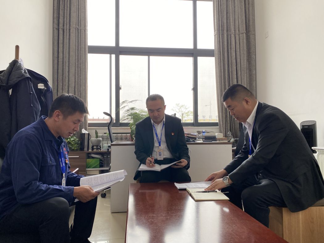 辅助运输队党支部正在召开支委会  王宇宵摄.jpg