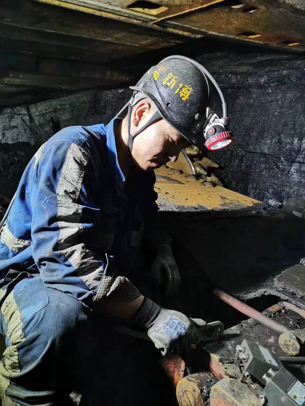 高新博在处理采煤机故障.jpg
