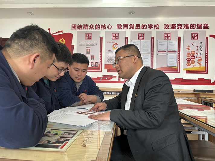 支部书记解说“清廉mg冰球突破” 王宇宵摄.jpg