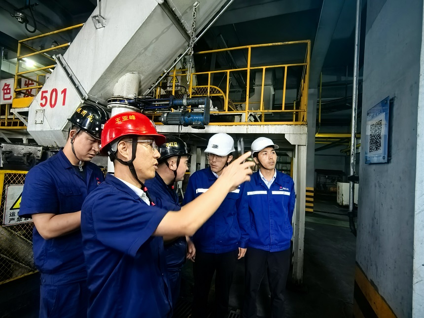 图二   现场学习兄弟单位立异手艺。。。   mg冰球突破煤矿生产运营公司选运队  张瑞瑞 提供.jpg