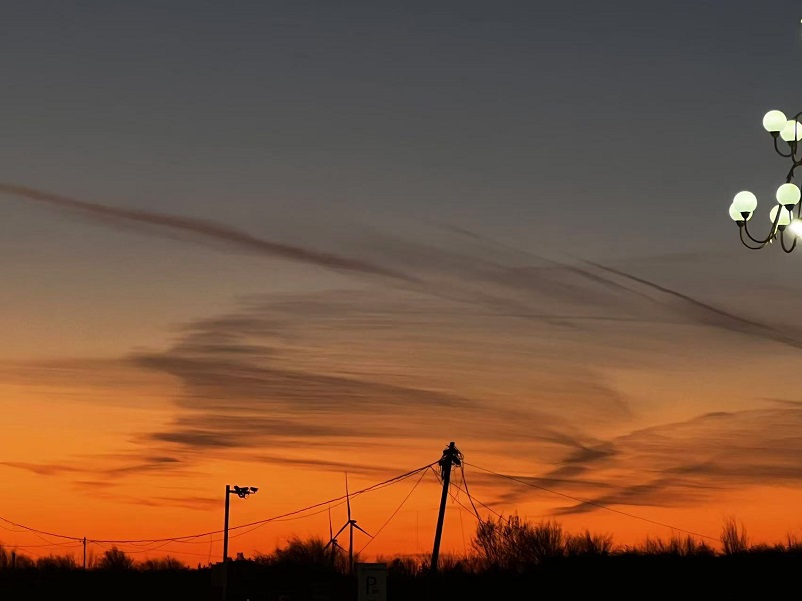 图二 mg冰球突破晚霞 智能化治理办公室 张贵轩.jpg